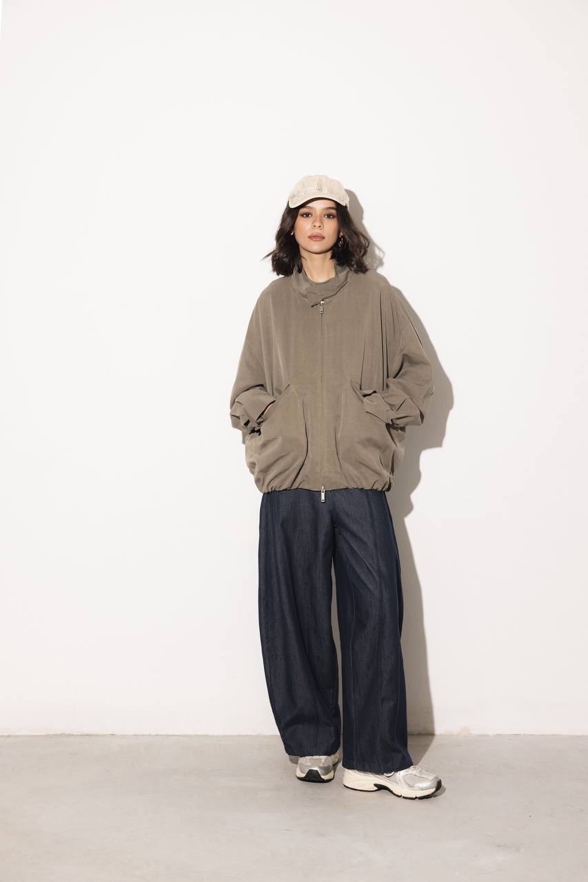 Stilingas laisvo silueto švarkelis su aukšta apykakle