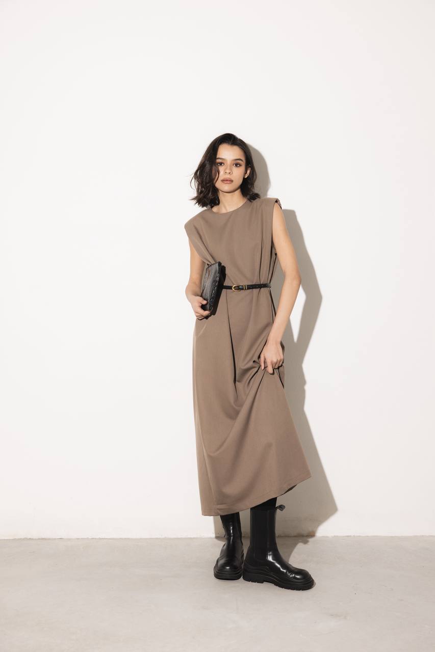 Elegantiška midi ilgio suknelė su dirželiu